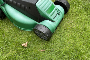 Koszenie trawnika - zdjęcie ilustracyjne