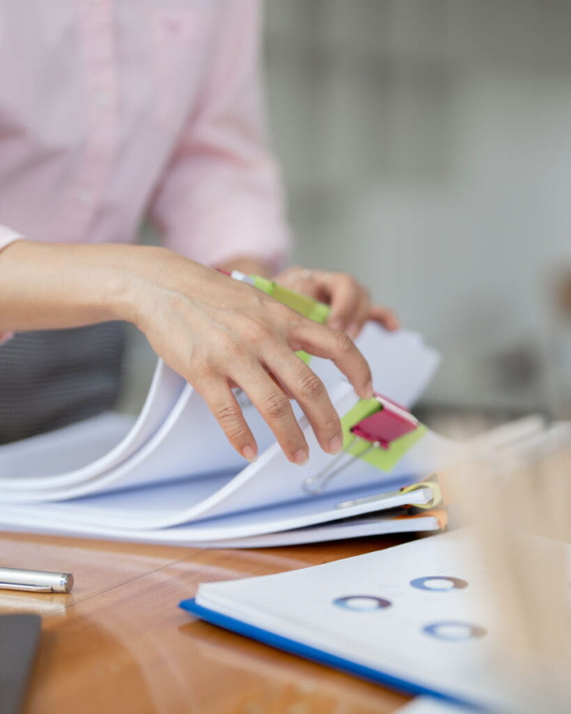 Dokumenty, biurko - obrazek ilustracyjny